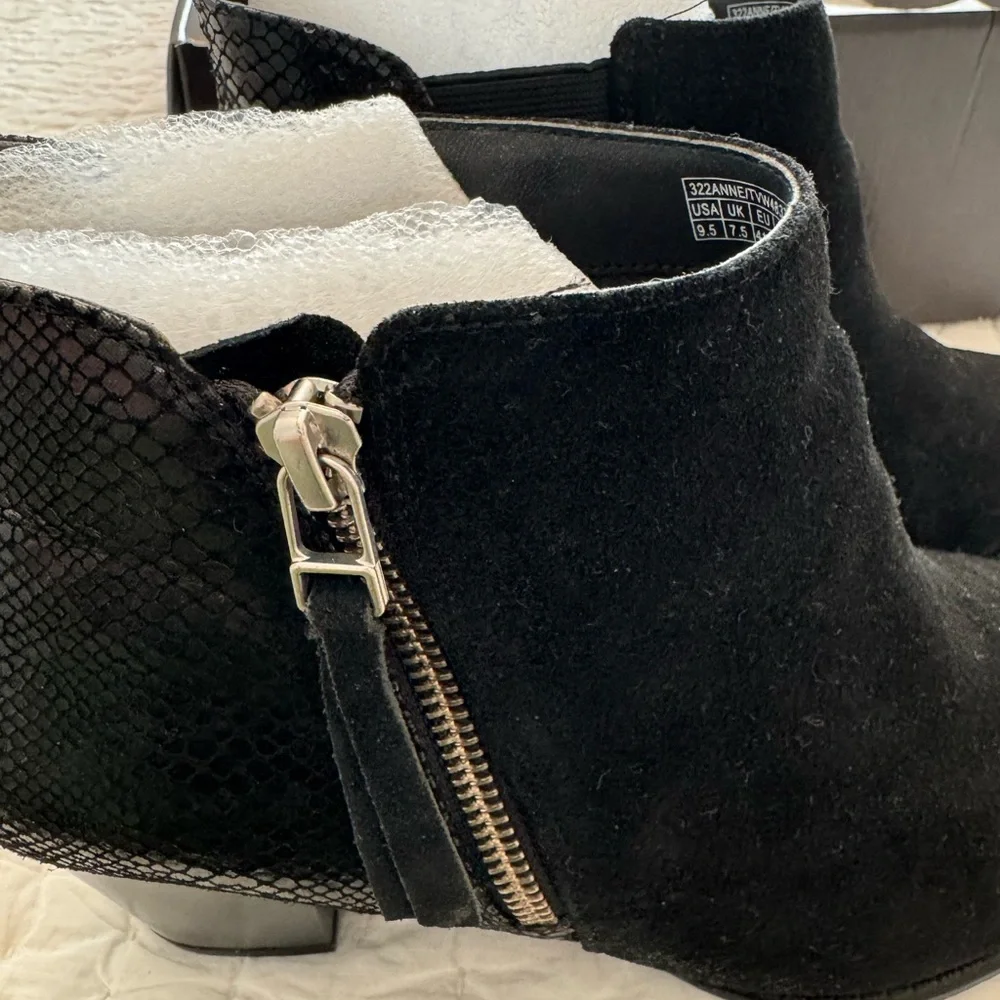 Vionic Anne black suede/snake bootie w/tassel zip 9.5W like new/worn only once - Picture 7 of 11